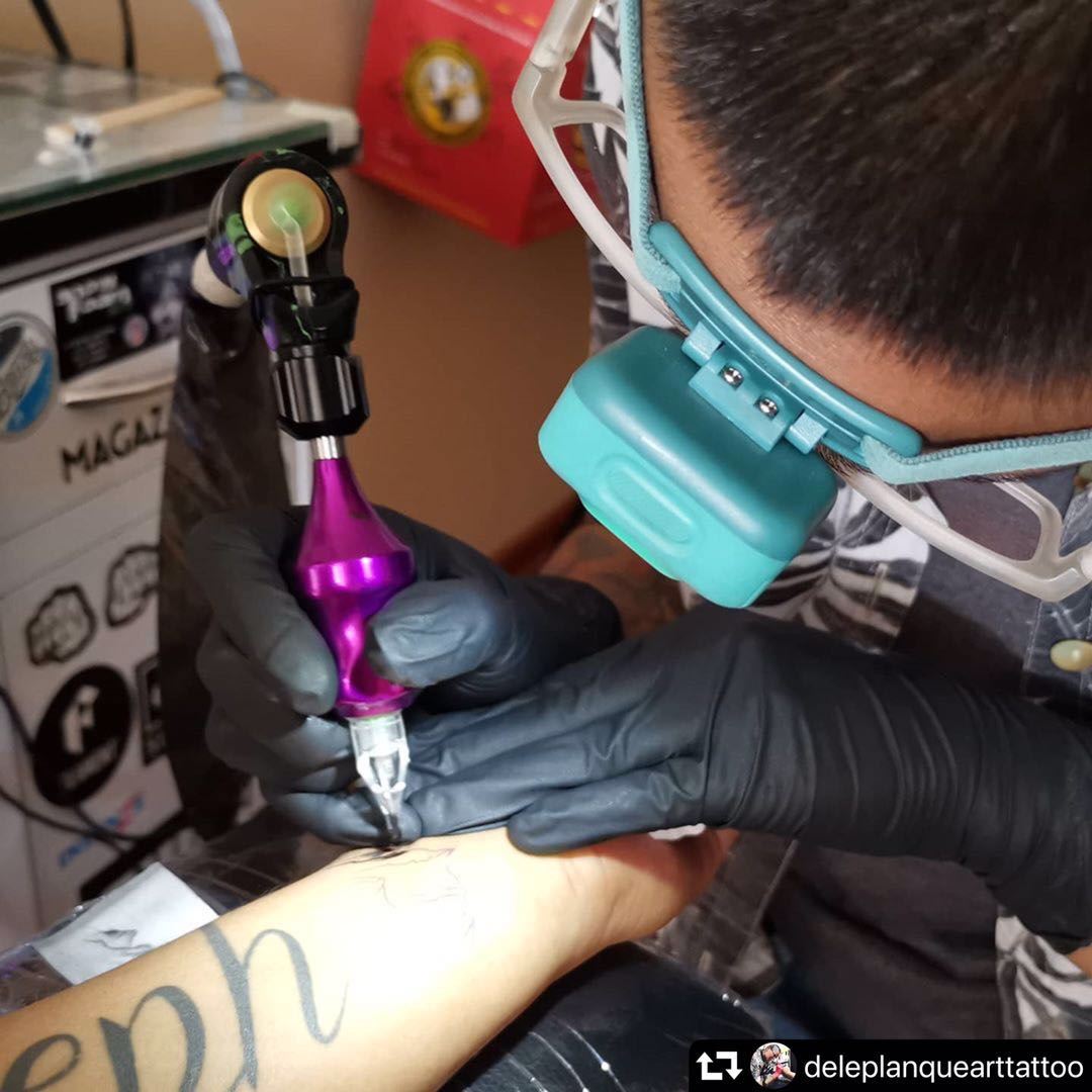 Peru tatuiruočių menininkas pasirenka kibirkšties kasetes